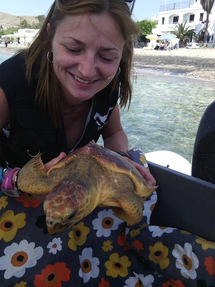 La veterinaria Anca con la tortuga recuperada a quien ha puesto su nombre